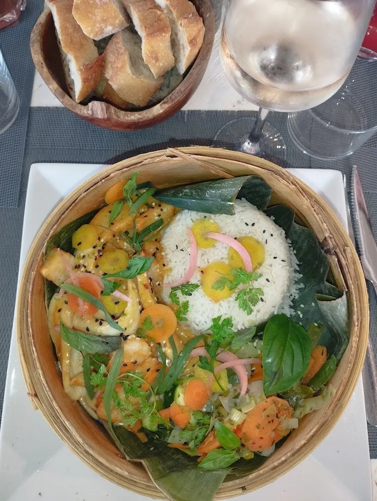 Duo de Crevettes Décortiquées Et Encornets Flambés Au Pineau Et Combava