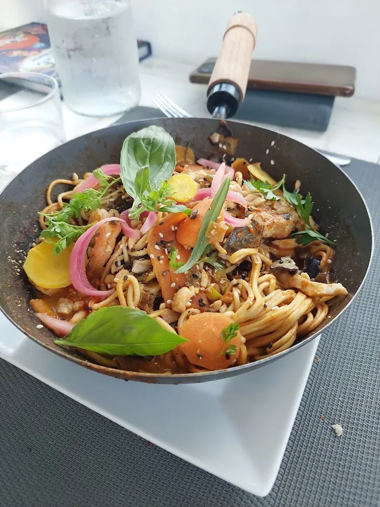 Wok de Crevettes Décortiquées Et Poulet Sauce Satay